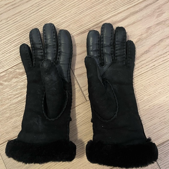 BLACK UGG SEAMED TECH GLOVE SHEEPSKIN - Picture 2 of 3